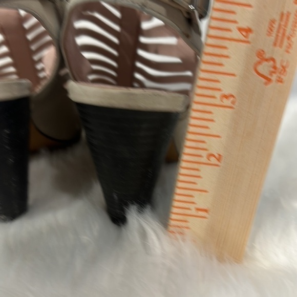 Audrey Brooke size 7 1/2 bone zip up chunky heel shoe - Picture 2 of 6